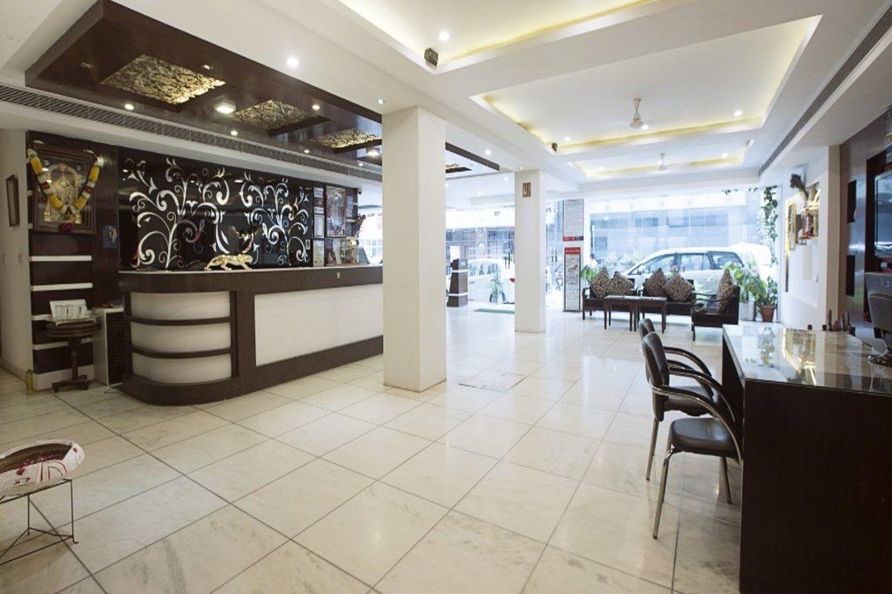 Hotel Krishna Deluxe-By Rcg Hotels New Delhi Luaran gambar