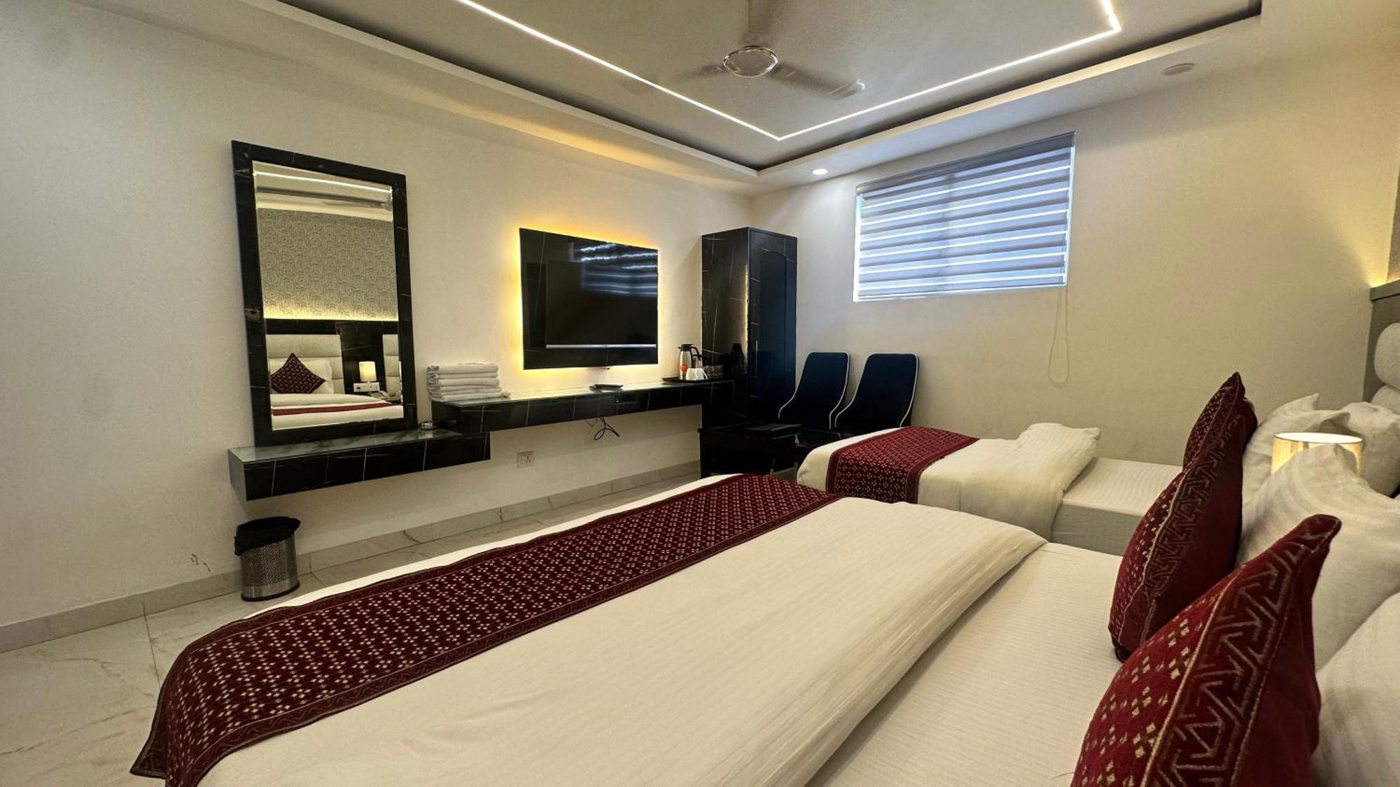 Hotel Krishna Deluxe-By Rcg Hotels New Delhi Luaran gambar